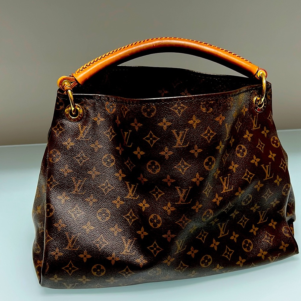 Louis Vuitton Artsy Handbag.